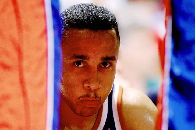 詹姆斯父子同台合砍19分 湖人季前赛不敌太阳